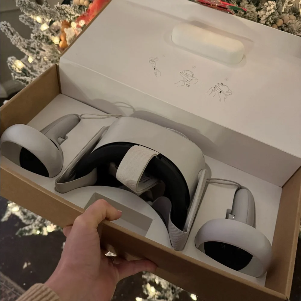 VR Headset with Controllers - White